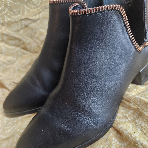 Halogen Piper Bootie Black Leather Ankle boots close toe slip on shoes size 6.5 - Picture 15 of 16